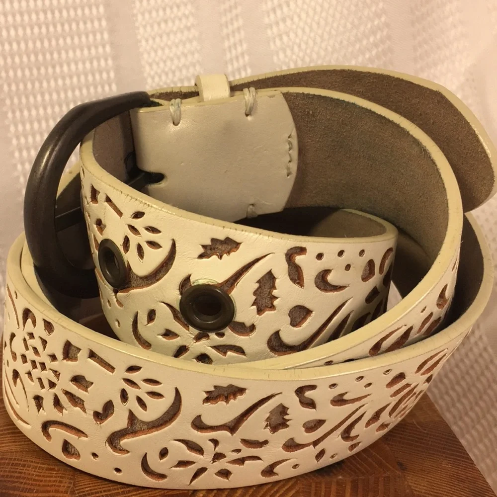 Fossil leather belt w/lasercut flower pattern soft